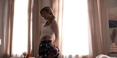 Slender girlfriend JaniceQ demonstrates her impressive body