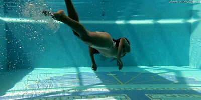 Amateur xxx with consummate Stephanie Moon from Underwater Show