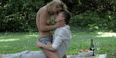 Teen blonde beauty and her boyfriend try anal sex in the fresh air