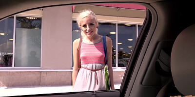 Skinny teen Naomi Woods gives the driver a head
