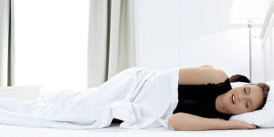 Stacy Cruz gets horny and plays with pussy under the blanket