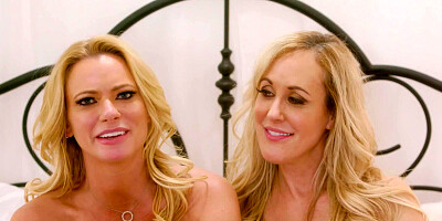 Teen blonde and blonde-haired MILF play with their pussies