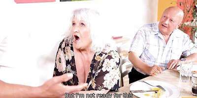 Stunning bird - cougar video - Mature 4k