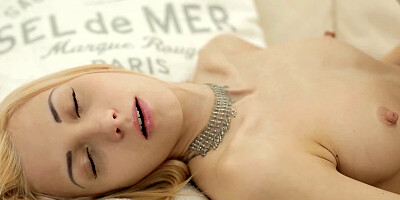 A sweet pale blonde in her stockings is playing with her cunt