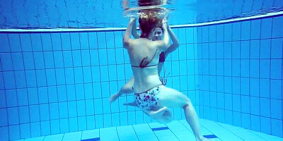 Public xxx with captivating Marusia and Melisa from Underwater Show