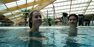 Public xxx with captivating Marusia and Melisa from Underwater Show