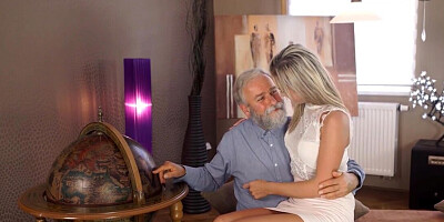 Man scores the chick's muff at his place