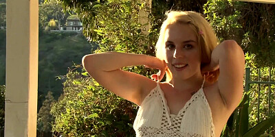 Blonde loses her clothes and then she shakes her tight ass