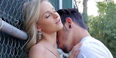 Passion-HD: Emma Hix striptease in park