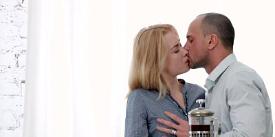 Teen trades breakfast for mind-blowing orgasmic sex with lover