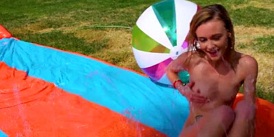 Babe Kenzie Kai bikini squirting