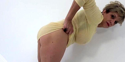 Lady Sonia - Wet stepmom hard wanking