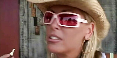 Classy courtesan's blowjob dirt