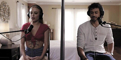 Radiant Alex Jones and Anna Claire Clouds's babe action