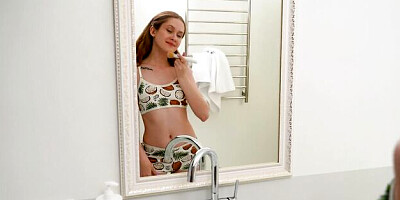 Playful dona at petite scene