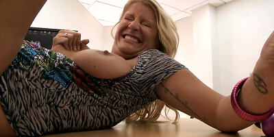Agent's table is a good place for blonde MILF to be pussy fucked