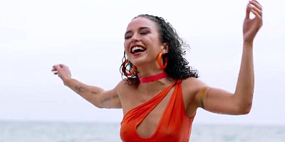 Guy is invited to fuck Spanish charmer in the fresh air