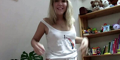 Well-formed GF's small tits clip