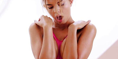 Sweet chick Emily Mayers plays with her hungry crack on cam