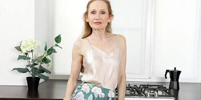 Watch junoesque Iren's porn