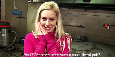 Stranger convinces cheerful blonde to show tits giving her money