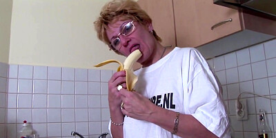 Old bitch screws her stinky wool glazed cunt with bottle