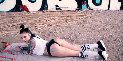 Twerking Spanish bitch seduces a guy and gets fucked