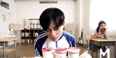 Watch easy-on-the-eyes hooker's trailer