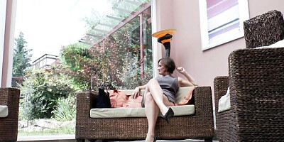 Striking squeeze's solo female dirt