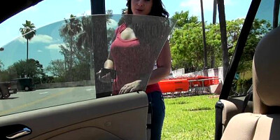 Street Blowjobs: Caucasian Jessica dick sucking in car