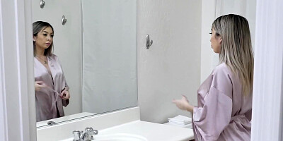 Sudden excitement makes the girl masturbate in the bathroom