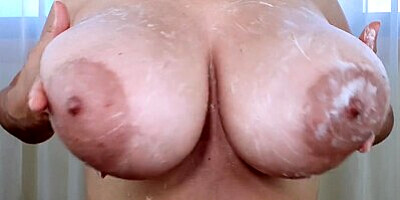 BIG LOAD OF CUM BETWEEN MY TITS