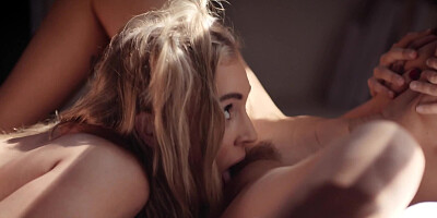 Blonde with pretty figure moans and takes babe to orgasm