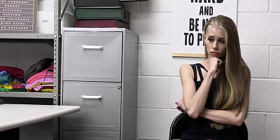 Skinny shoplifter with long hair avoids problems thanks to sex