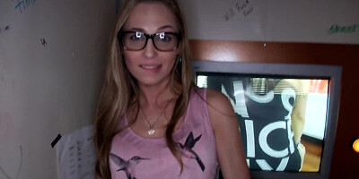 Teen tries to make guy behind the wall cum as soon as possible