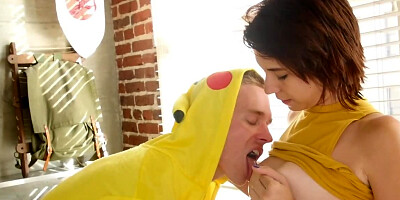 Smart guy finds way to convince naive chick give him blowjob