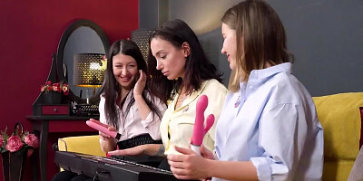 Threesome sex is more interesting for the girls than piano lesson