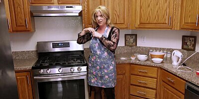 Stepmom fucked while baking cupcakes