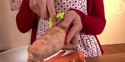 Girls Out West - Amateur climax with a cucumber