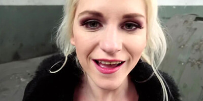 Spontaneous sex helps the Italian blonde in a fur coat earn money