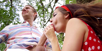 Hanging out in the fresh air is the best way to seduce a swanky girl