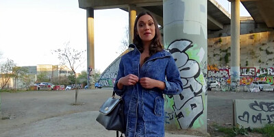 Mind-blowing girl agrees to be fucked on the street