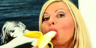 Beautiful blonde babe masturbates and gives a blowjob