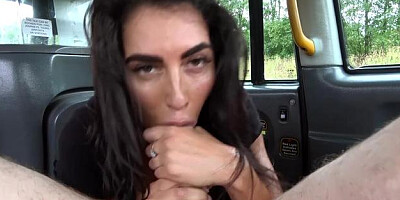 Wet amateur tittyfuck in taxi