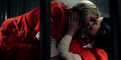 Two sexy prisoners diversify their day with lesbian games