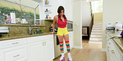 Man welcomes rollergirl with big boobies and does trimmed pussy