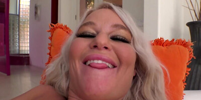 Blonde skank's oiled asshole is penetrated by mighty pecker