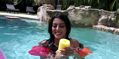 Horny babe helps cameraman relax in hotel courtyard pool
