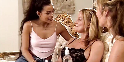 Easy-on-the-eyes GF at mom porn