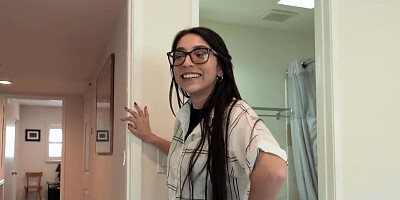 Pretty lady is going to really get freaky with a serious byeur